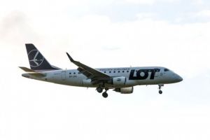 Pasagerii unui avion au făcut chetă pentru a cumpăra o piesă fără de care aeronava nu putea decola