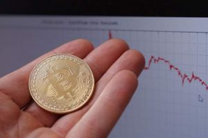 Bitcoin atinge un minim istoric! Moneda virtuală a scăzut la cel mai redus nivel din an