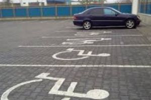 Amenzi de până la 10.000 de lei, pentru şoferii care parchează pe locurile persoanelor cu handicap