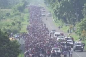 Mii de militari americani apără graniţa cu Mexicul luată cu asalt de caravana imigranţilor 