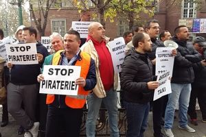 Protest al taximetristilor in fata Primariei Timisoara: Ne este amenintat locul de munca