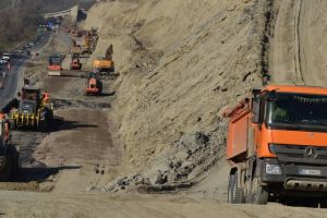 FOTO VIDEO Autostrada Lugoj – Deva: Problemele de la Șoimuş se întind până anul viitor