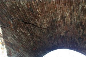 Pericol în Timiş. Un pod stă să cadă, fără ca autorităţile să facă ceva