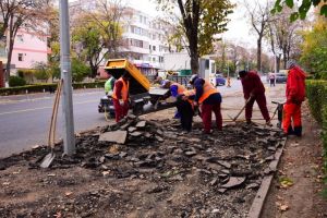 Atentie unde va parcati masinile!: Continua reabilitarea trotuarelor de pe bulevardul Tomis din Constanta