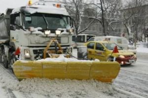 ATENȚIE, ȘOFERI! E zăpadă pe drumuri. Utilajele de DESZĂPEZIRE au intervenit de URGENȚĂ