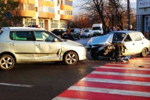 Accident rutier în Alexandria: trei maşini implicate, două persoane au ajuns la spital
