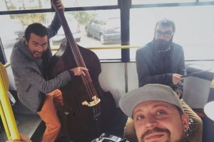 JAZZ IN THE BUS. Autobuzul 30 din Ploieşti, ”scena” unui concert LIVE de Jazz. Ce reacţii au avut călătorii