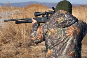 Percheziţii la persoane cercetate pentru braconaj