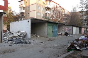 Garajele pline de gunoaie din Soarelui dispar in sfarsit, la 3 ani de la notificarile primariei