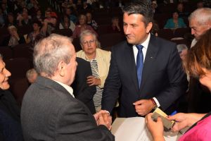 Festivitate de premiere a seniorilor, la Constanta. O femeie care a implinit 100 de ani, felicitata de primar