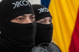 Grupare infracţională, specializată pe înşelăciuni şi spălare de bani, destructurată de DIICOT