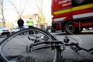 Accident în municipiul Satu Mare. Biciclist lovit de o maşină în sensul giratoriu