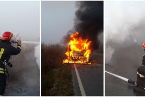 Microbuz cuprins de flacari in mers, in Timis