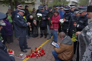 Comemorare cu flori şi lumânări a femeii accidentate mortal, miercuri, pe trecerea de pietoni