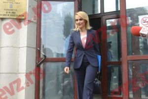 LOVITURĂ cumplită pentru Gabriela Firea. UN MILION de ROMÂNI îi cer DEMISIA