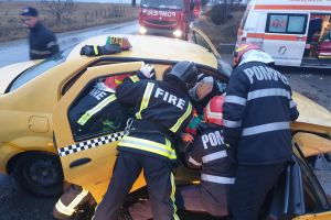 Două victime într-un accident de taxi