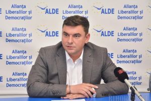 Liderul ALDE Bihor, despre haosul din Piaţa 100: „Bolojan poate să-şi ceară scuze, dar problemele rămân. Să pună măcar trotuare provizorii şi benzi de degajare”