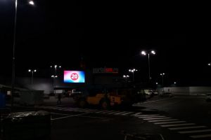 FOTO&VIDEO. Mesaj pe ecranul uriaş de la mall-ul NEPI. Cât a mai rămas până la deschidere!