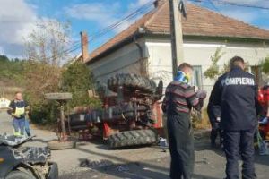 Accident între un tractor şi un autoturism, la Vlaha FOTO