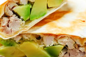 BURRITO CU PUI ȘI AVOCADO