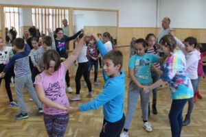 Copiii marginalizaţi din Brad îşi petrec după-amiezele învăţând să cânte şi să danseze