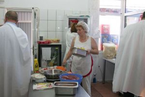 Amendă de 30.000 de lei pentru cornurile cu crenvurşti mucegăiţi de la Orăştie