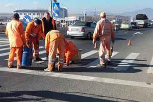 În Hunedoara, normalitatea apare doar „sub presiune”. Butoni reflectorizanţi şi limită de 30 km/h la trecerea de la Sântandrei
