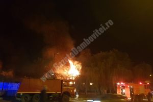 TÂRGOVIȘTE: Fabrica de mobilă “Nicu Canapele” a ars în această seară. În zonă nu sunt hidranţi funţionali
