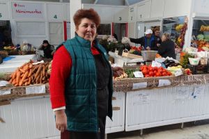 Piaţa Moineşti geme de legume. „Se fac comenzi pentru murături!”