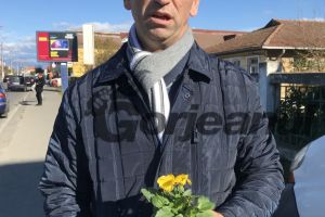 A pus panseluţe în gropile  în care îşi “rupe” troleibuzul