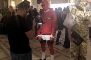 Apariţii extravagante: sâni la vedere şi ţinute „nebune”. Vedetele au apelat la stilist, dar lumea a crezut că e petrecere de Halloween