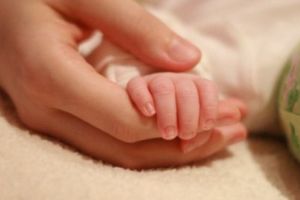 Modificări noi la indemnizaţia de creştere a copilului. Guvernanţii îşi propun să ia măsuri pentru încurajarea natalităţii în România