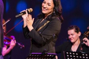 După ce s-a vehiculat că este gravidă, Andra anunţă: 