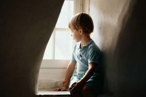 Singuri acasă: Peste 1.000 de copii din Bihor trăiesc drama abandonului, după ce părinţii le-au plecat la muncă în străinătate