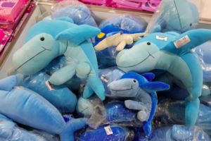 Jucarii delfin cu organe sexuale, de vanzare in magazine. Ce reactie au avut clientii care au dat cu ochii de ele