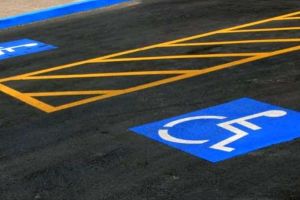 Amenzi mult mai mari şi ridicarea maşinilor pentru şoferii care parchează pe locurile persoanelor cu handicap – PROIECT
