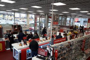 Cum arată o zi de Black Friday la Bistriţa. Ceva mai mulţi clienţi în magazine, cumpărători puţini (FOTO)