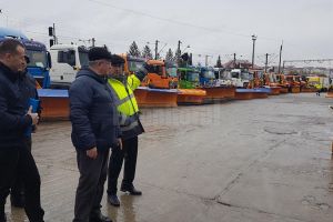 34 de utilaje şi peste 1700 de tone de antiderapant, pregătite pentru deszăpezire pe ...