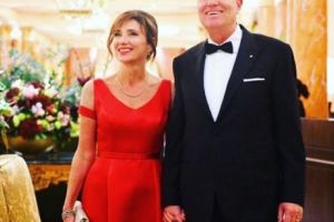 Carmen Iohannis, vestimentaţie nepotrivită la Palatul Buckingham