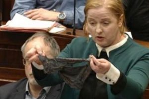 Cazul ajunge în Parlament! „N-a fost viol, avea tanga”. S-a ajuns până aici: Cu lenjeria intimă la tribunal. Video în articol cu TANGA la  vedere
