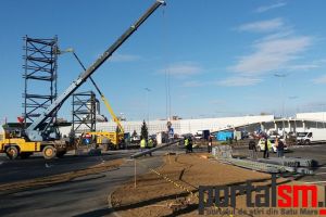 FOTOGALERIE. Se montează reclama luminoasă la mall-ul NEPI. Trafic îngreunat pe Careiului