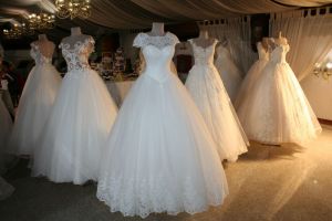 Târg de nunţi, ediţie de toamnă. Reduceri chiar şi de 80% la rochii de mireasă