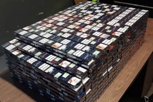 Ţigări de contrabandă şi un autoturism, confiscate la Rădăuţi