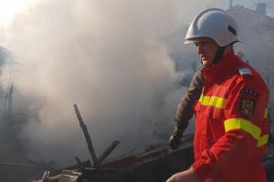 INCENDIU puternic în judeţ, cu RISC de EXPLOZIE. A luat FOC o anexă în care era depozitat AZOTAT DE AMONIU