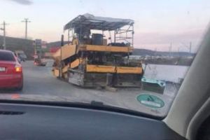Dorel, şoferul unui trailer, a ”pierdut” un utilaj de asfaltare în sensul giratoriu din Apahida - FOTO