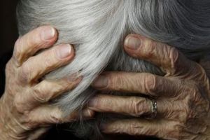 ȘOCANT. Un bătrân de 85 de ani a fost BĂTUT cu sălbăticie şi apoi jefuit de patru copii