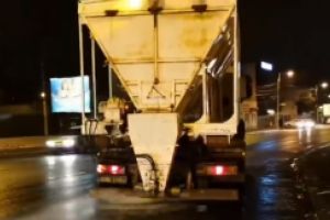 Utilaje cu material antiderapant, actioneaza pe strazile din Constanta 