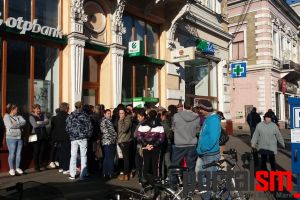 FOTO. Romii din Satu Mare se înghesuie la ,,burse” din Ungaria