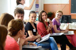 Elevii din Râmnic vor să ne înveţe să trăim frumos pe Pământ