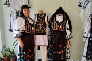 FOTO / VIDEO: Filofteia Barstan, moaţa care duce mai departe tradiţia comunei Lupşa. În An Centenar, proiect pentru 24 de costume populare, specifice comunei